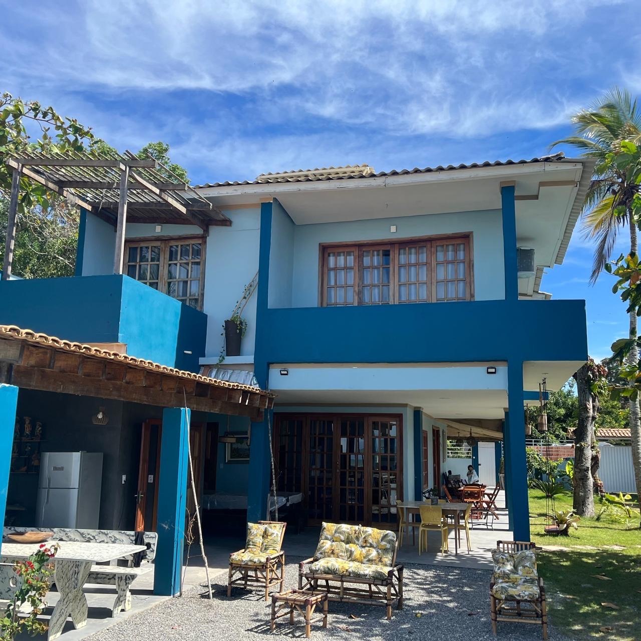 Fachada azul da casa com jardim