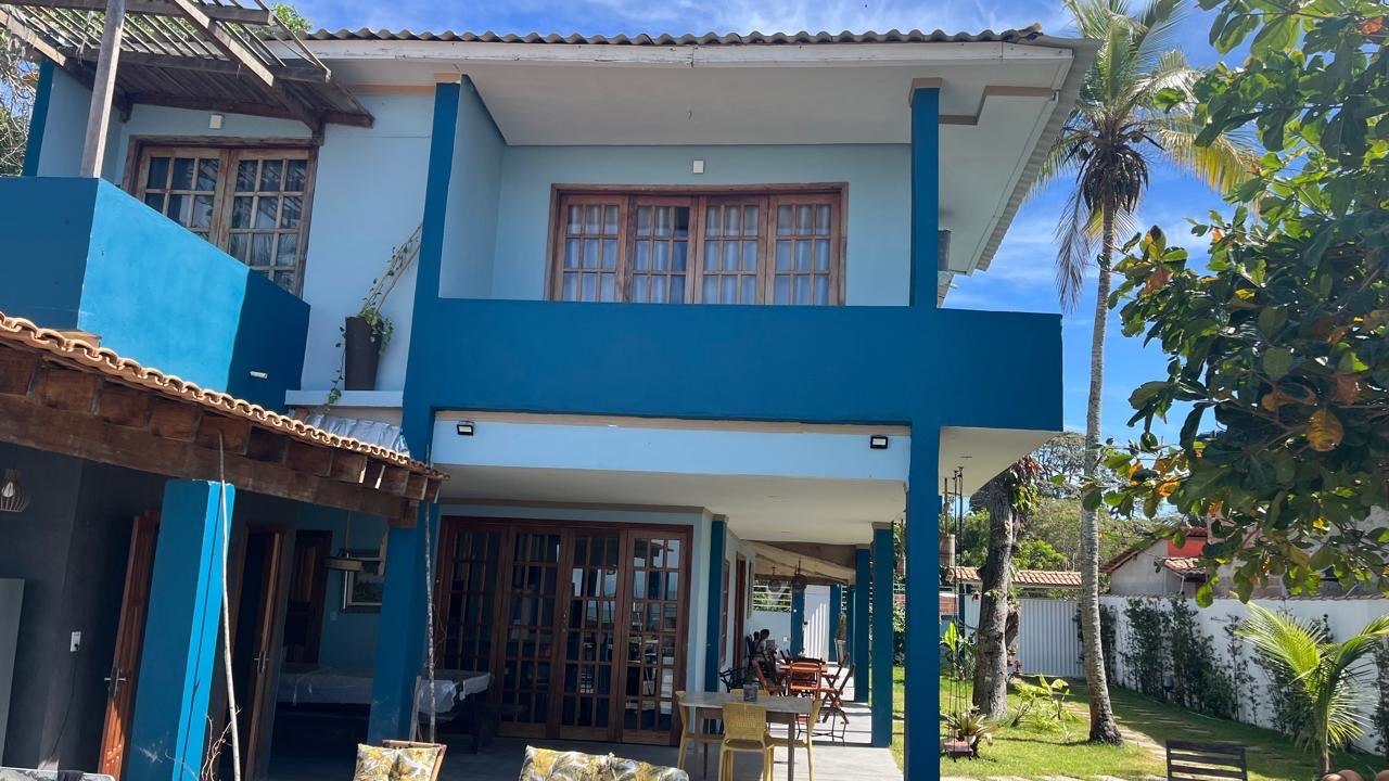 Fachada da casa com área externa