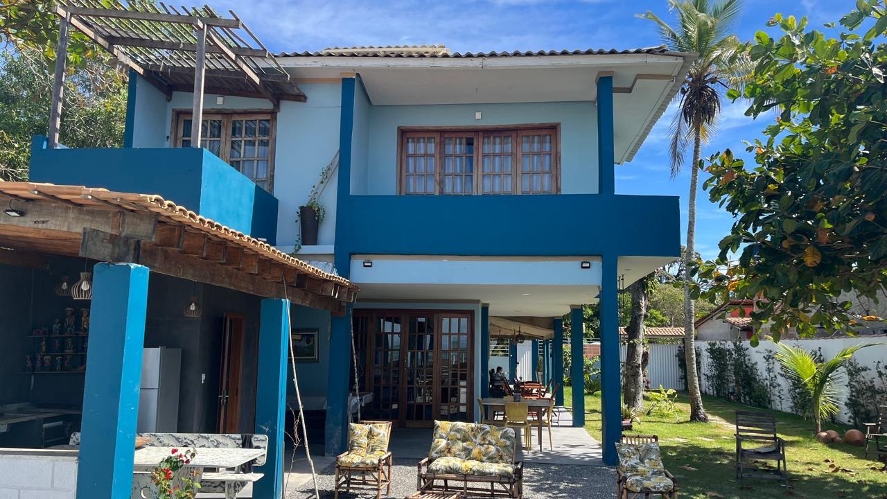 Fachada da casa e área externa