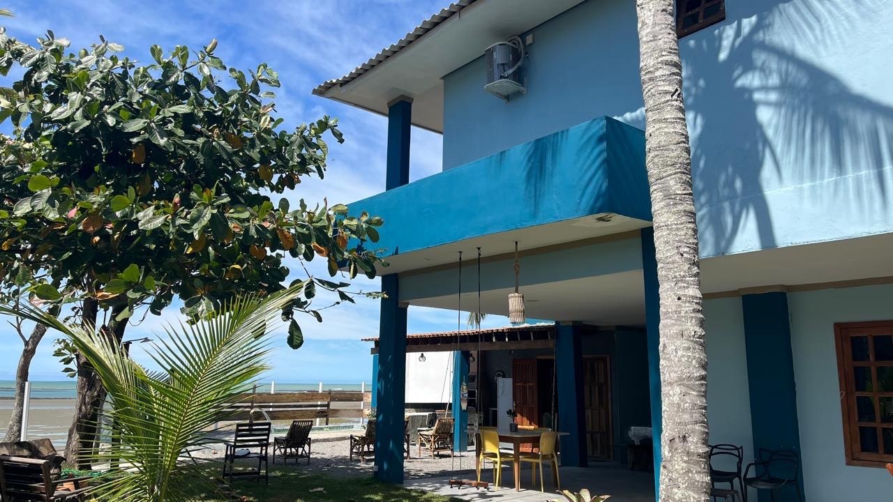 Fachada lateral da casa com coqueiro