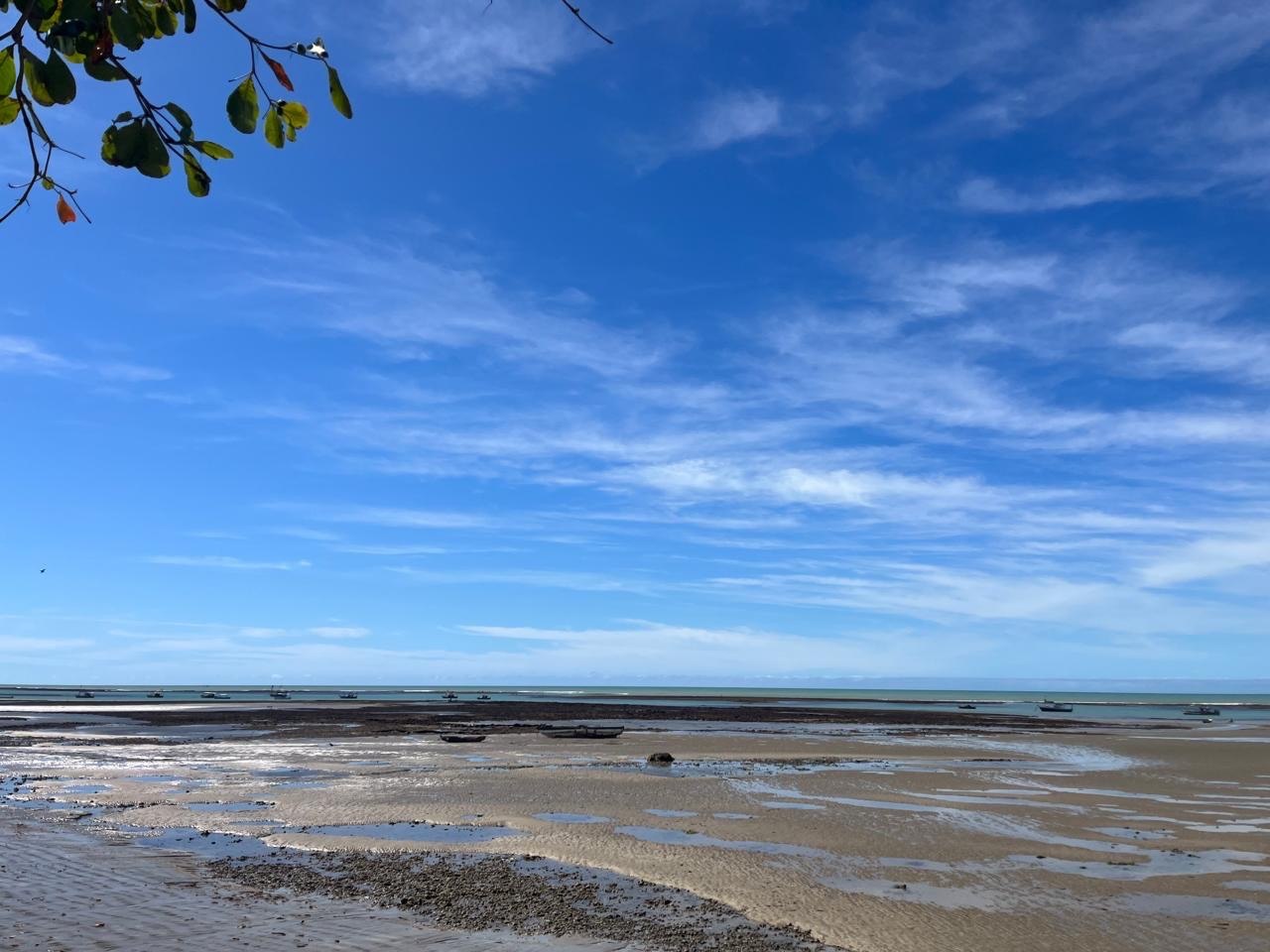 Praia em frente à casa na maré baixa