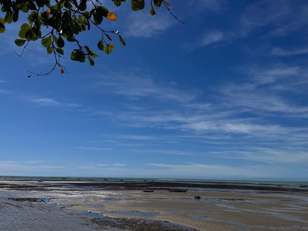 Praia de Cumuruxatiba com céu azul